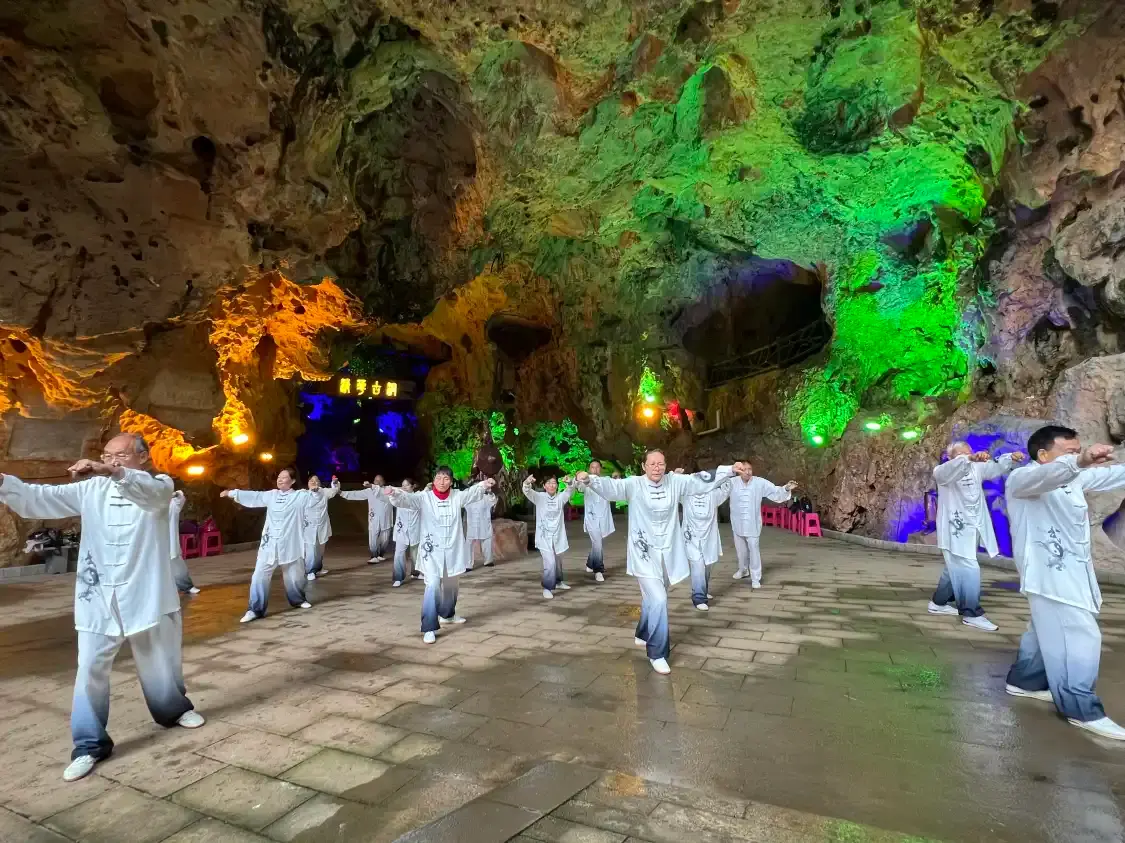 Hotels near Qinghua Cave