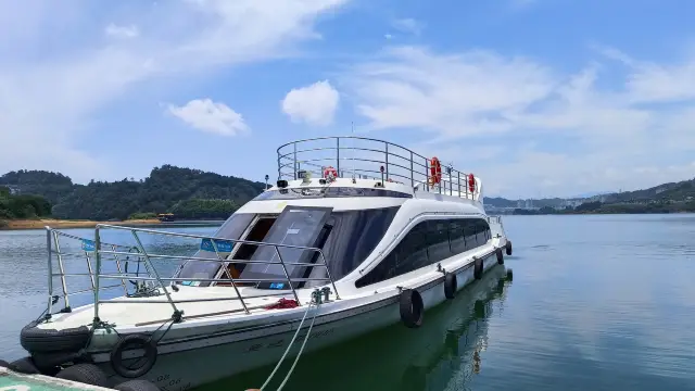 Sightseeing Boats in Qiandaohu