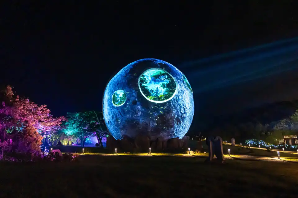 Trip.com exact Lunafall 142405079 夜間場館實景
