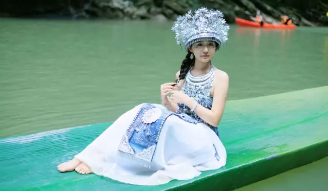 Miao Costume Experience in Enshi Prefecture