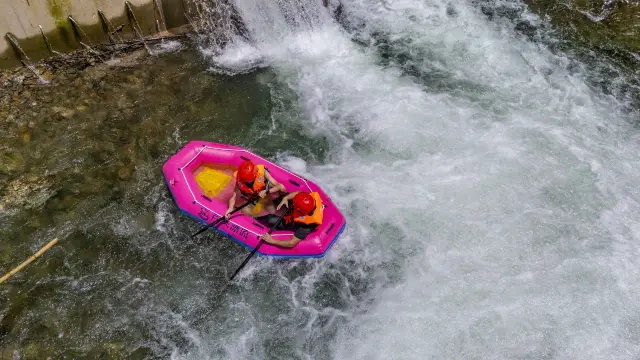 Rafting in Yueyang