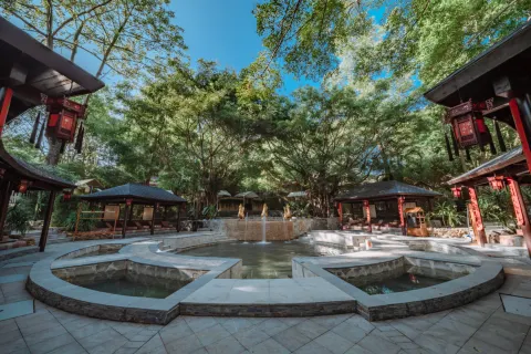 Champs Élysées South China Hot Spring Resort