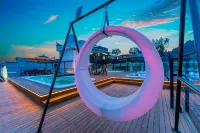 Twelve Cities · BaiyujingCourtyardHotSpringResortDesignHotel(FurongTown ScenicAreaBranch) - piscina