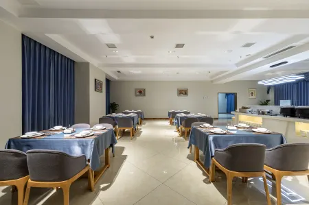 A Fortune Hotel Отели рядом с достопримечательностью «Deng Xiaoping Former Residence Museum»