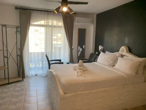 ห้องเตียงคู่ (มีระเบียงและวิวทะเล)