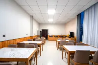 Luoyang Yunyi Hotel (Longmen High-speed Railway Station Hekeda New Area Hospital)