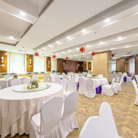 Oasis Holiday Inn (Zhangye West high-speed rail station)