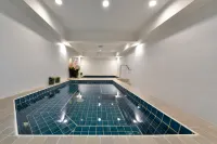 Twin Towers Hotel - Pools
