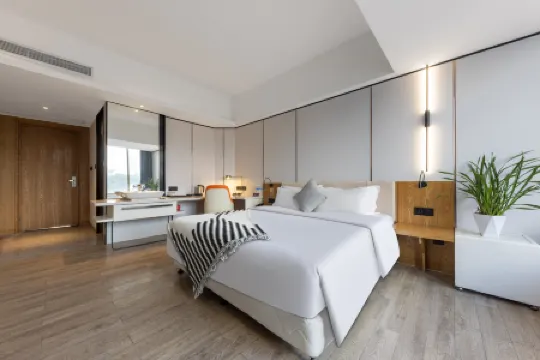 Hua Zhu Hotel (Luoxi Subway Station)