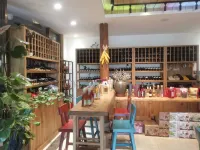 彌勒鳴典庭院（紅河東風韻小鎮店） - 酒吧