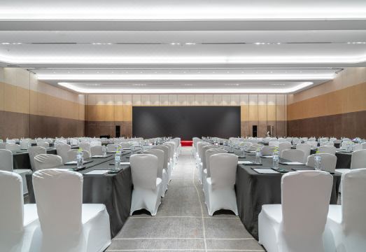 칭다오 궈신 홍다오 국제컨벤션센터 호텔의 외관 야경