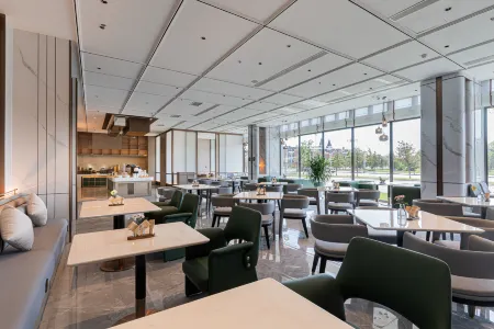 Atour Hotel Tonghua Meihekou Hailonghu Отели рядом с достопримечательностью «Meihekoushi Zhangbai Mountain Botanical Garden»