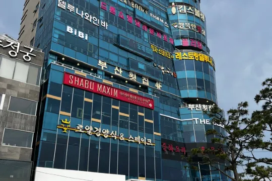 H アベニュー ホテル クァンアルリの外観の様子