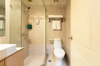 Wanhao Hotel (Xining Railway Station Xinqian Night Market Branch) Hotels near Dongguan Mosque