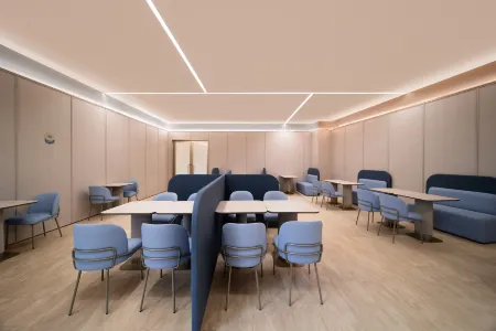 HanTing Hotel (Liupanshui Railway Station Zhongshan Avenue) Отели рядом с достопримечательностью «Liu Pan Shui Zoo»