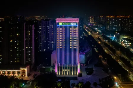 Holiday Inn Express Haimen City Center Отели рядом со станцией Haimen Railway Station