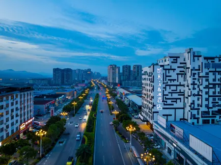 Kelly · N&M Hotel (Guilin North High-speed Railway Station) Отели в г. Линчуань