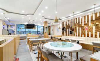 Vienna International Hotel (Shanghai International Resort, Huaxia East Road Metro Branch) - Housity