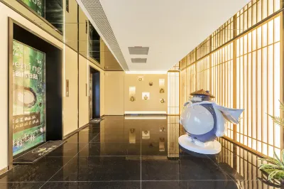 Dragon Cat Spirit Hotel (Baili Plaza New Dongmen Store, Yangjiang) Отели рядом с достопримечательностью «Северное озеро»