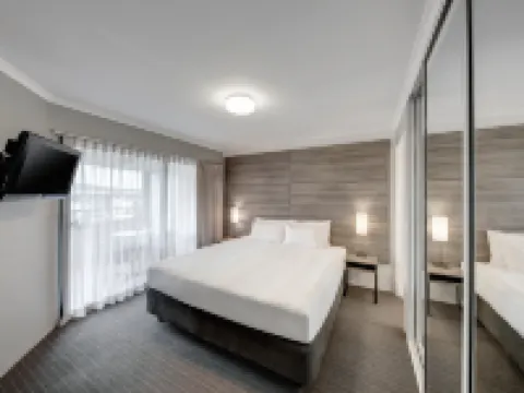 อดินา เซอร์วิสอพาร์ทเมนท์ แคนเบอร์รา เจมส์คอร์ท โรงแรมในBraddon