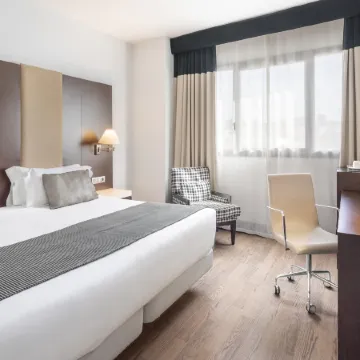 Hotel Catalonia El Retiro Отели рядом с достопримечательностью «Усера»