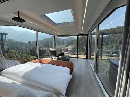 Quemingchun Capsule Homestay Отели в г. Чжаопин