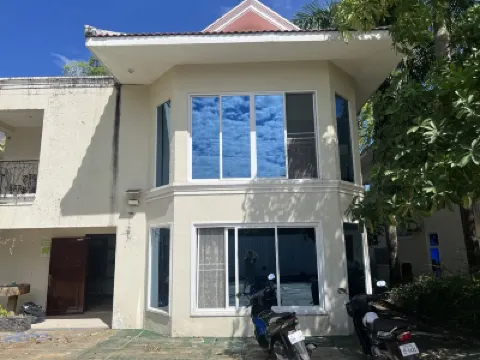 Hawaii Lounge Hotels near Hawaii Beach