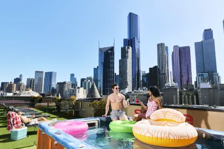 Space Hotel Отели рядом с достопримечательностью «Федерейшен сквер»