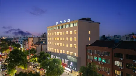 Zhangjiagang Ganrong Shangju Hotel (Jingang Central Plaza) Отели рядом с достопримечательностью «Xiangshan Scenic Area»