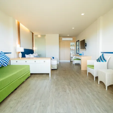 Phuket Boat Quay Hotel Panwa Beach Отели рядом с достопримечательностью «Залив Макхам»