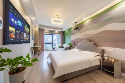Manlu Ins Design Hotel (Baolong Plaza, Jinsui Avenue, Xinxiang) Отели рядом с достопримечательностью «Новая медицинская школа»