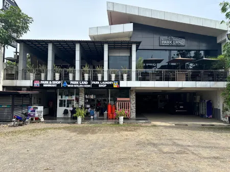 Park Land Suites & Restobar Отели рядом с достопримечательностью «Poor Clare Monastery of the Immaculate Conception»