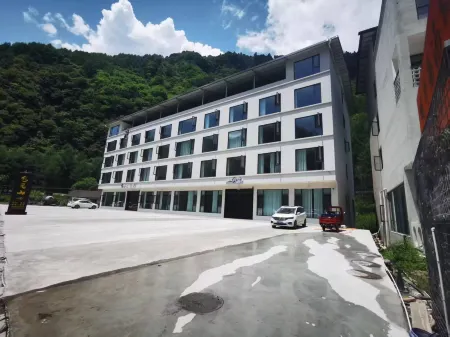 YuJian Mountain Retraat Отели рядом с достопримечательностью «Wolong Town»