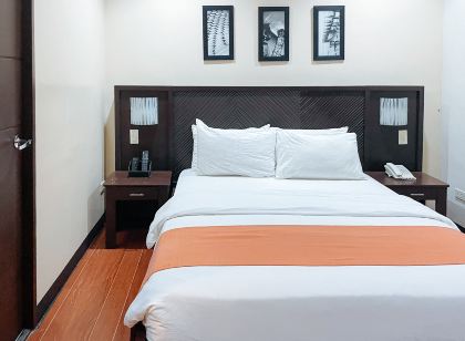 RedDoorz Plus @ Hotel Esse