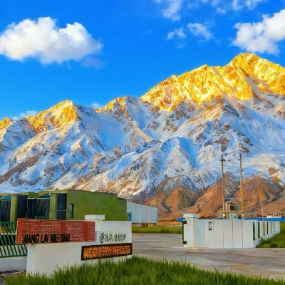 Floral Hotel·JiangLai·MeiShu（Tashkurgan County Pamir Tourist Area Store） โรงแรมใกล้จุดชมวิวทะเลสาบฮงหลิง
