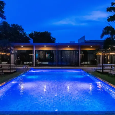 S Club & Hotel Отели рядом с достопримечательностью «Парк Юрского Периода»