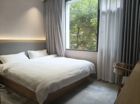 E-sports hotel in the spring breeze