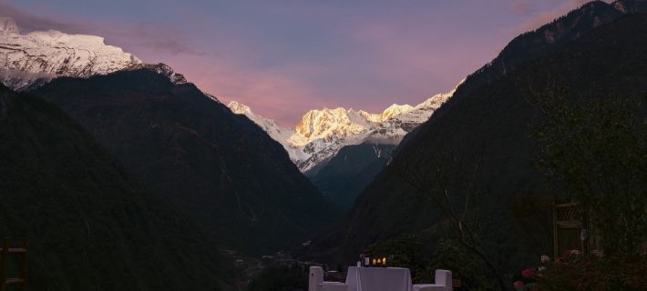 Front Yard Back Yard Snow Mountain Hot Spring Homestay (Hailuogou Glacier Forest Park) โรงแรมในหลู่ติ้ง