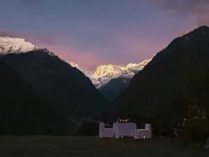 Front Yard Back Yard Snow Mountain Hot Spring Homestay (Hailuogou Glacier Forest Park)