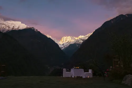 Front Yard Back Yard Snow Mountain Hot Spring Homestay (Hailuogou Glacier Forest Park) - 신규