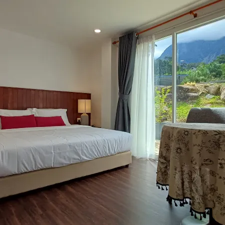 Sling & Stone Mountain Suites