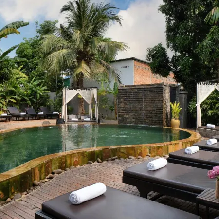Central Indochine d'Angkor Hotel Отели рядом с достопримечательностью «Псар Чаас (Старый Рынок)»