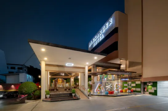 Alexander Hotel Bangkok Отели рядом с достопримечательностью «Банг Капи Торговый центр»