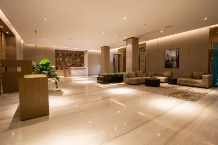 Athens Hotel Отели рядом с достопримечательностью «Statue of Fa Ngum»