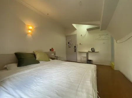 K155 hotel chain (Shanghai University Town store）) Отели рядом с достопримечательностью «Shanghai University of Engineering Science (Longteng Road)»