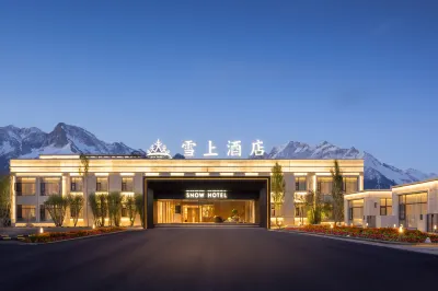 Snow Hotel Отели рядом с достопримечательностью «Плав Памир»