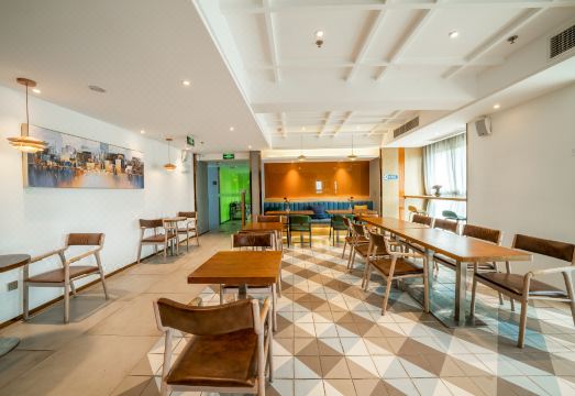 YOLO 스카이라인 리버뷰 디자이너 호텔의 객실에서 바라본 충칭 야경