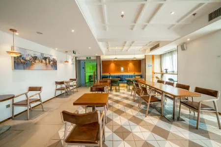 YOLO Skyline Riverview Designer Hotel (Chongqing Jiefangbei Hongyadong Branch)