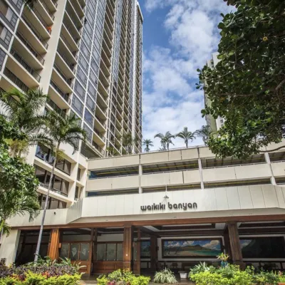 Aston at The Waikiki Banyan Отели рядом с достопримечательностью «Вулканический конус Даймонд-Хед (Лииахи)»