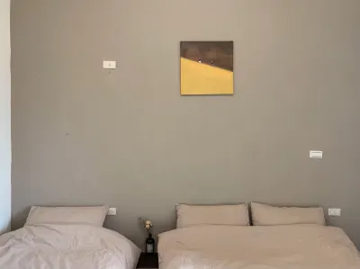 White Cat Homestay: Live Here Golden Gate Hoteller i Jinning